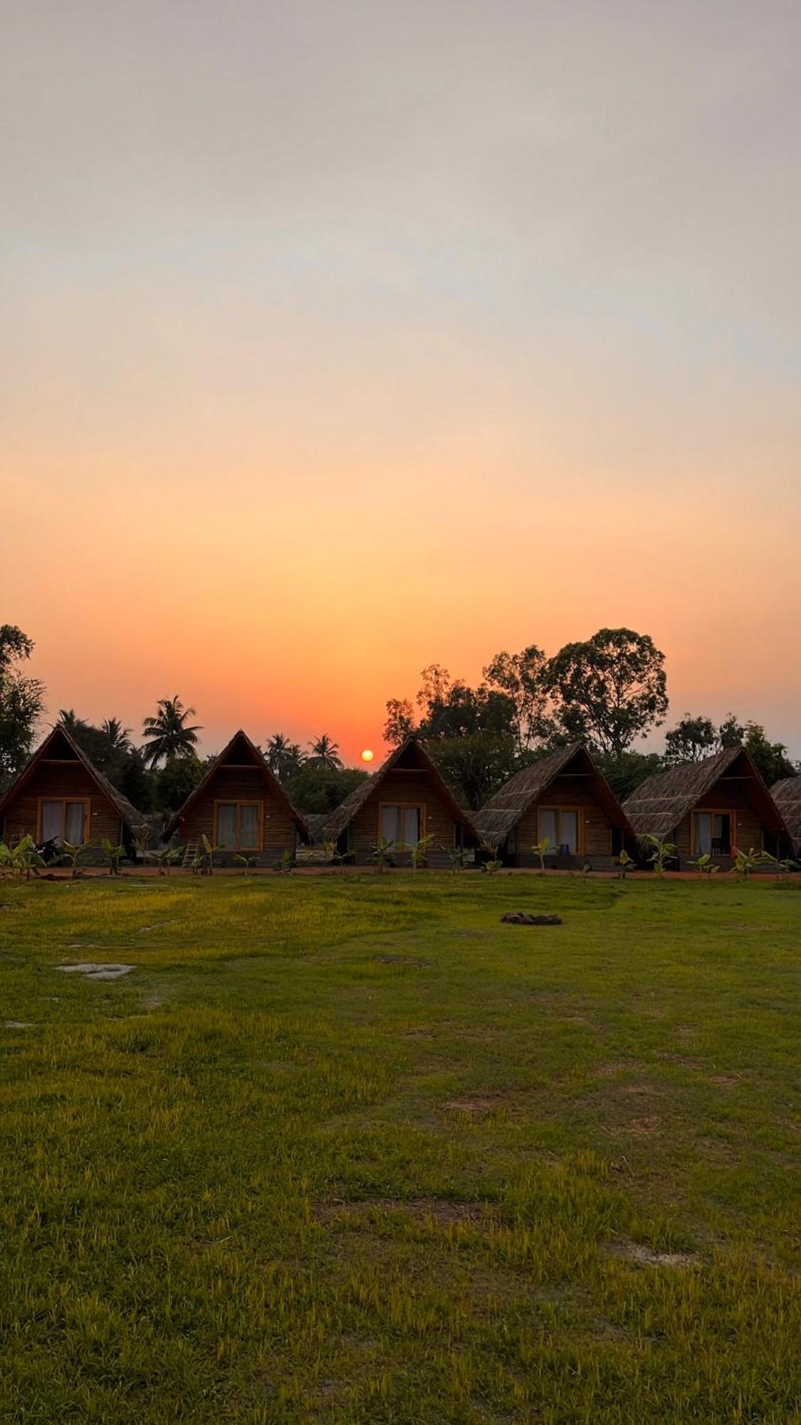 Tropical Hampi Hotel ภายนอก รูปภาพ
