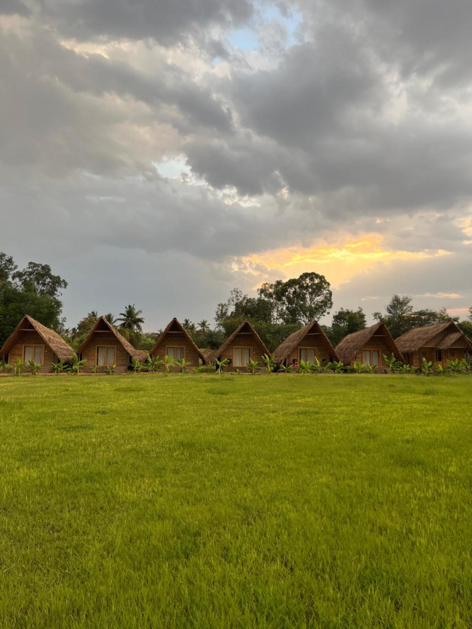 Tropical Hampi Hotel ภายนอก รูปภาพ