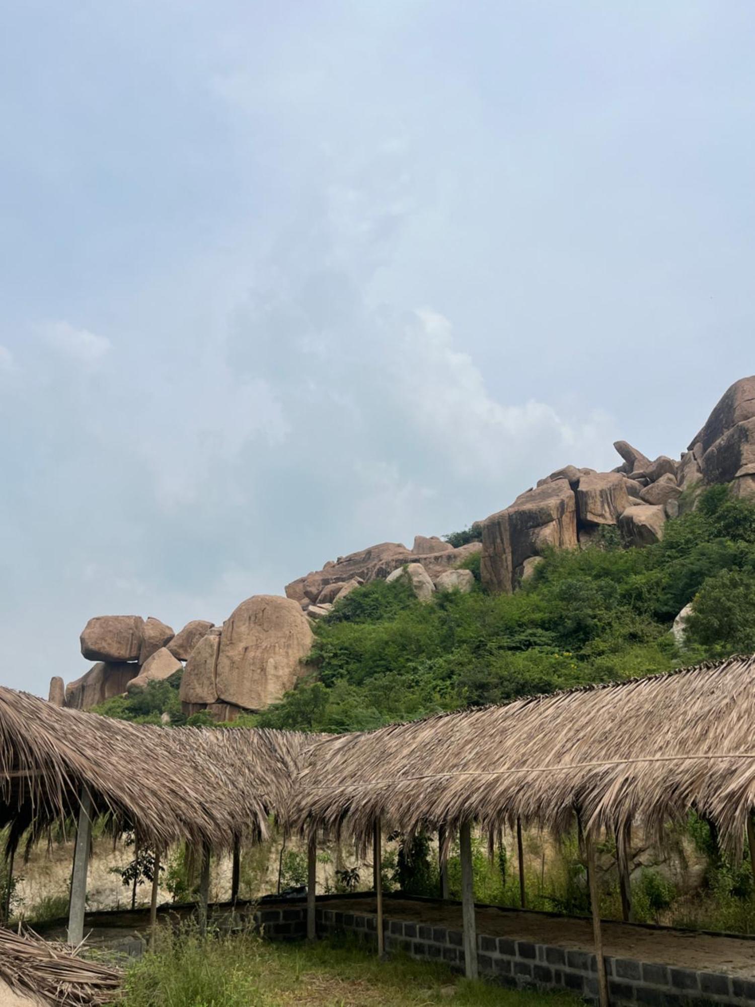 Tropical Hampi Hotel ภายนอก รูปภาพ